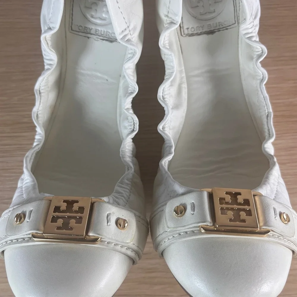Tory Burch Ambrose Ballet Flats White Leather Gold Logo 18138668 Bleach 7.5